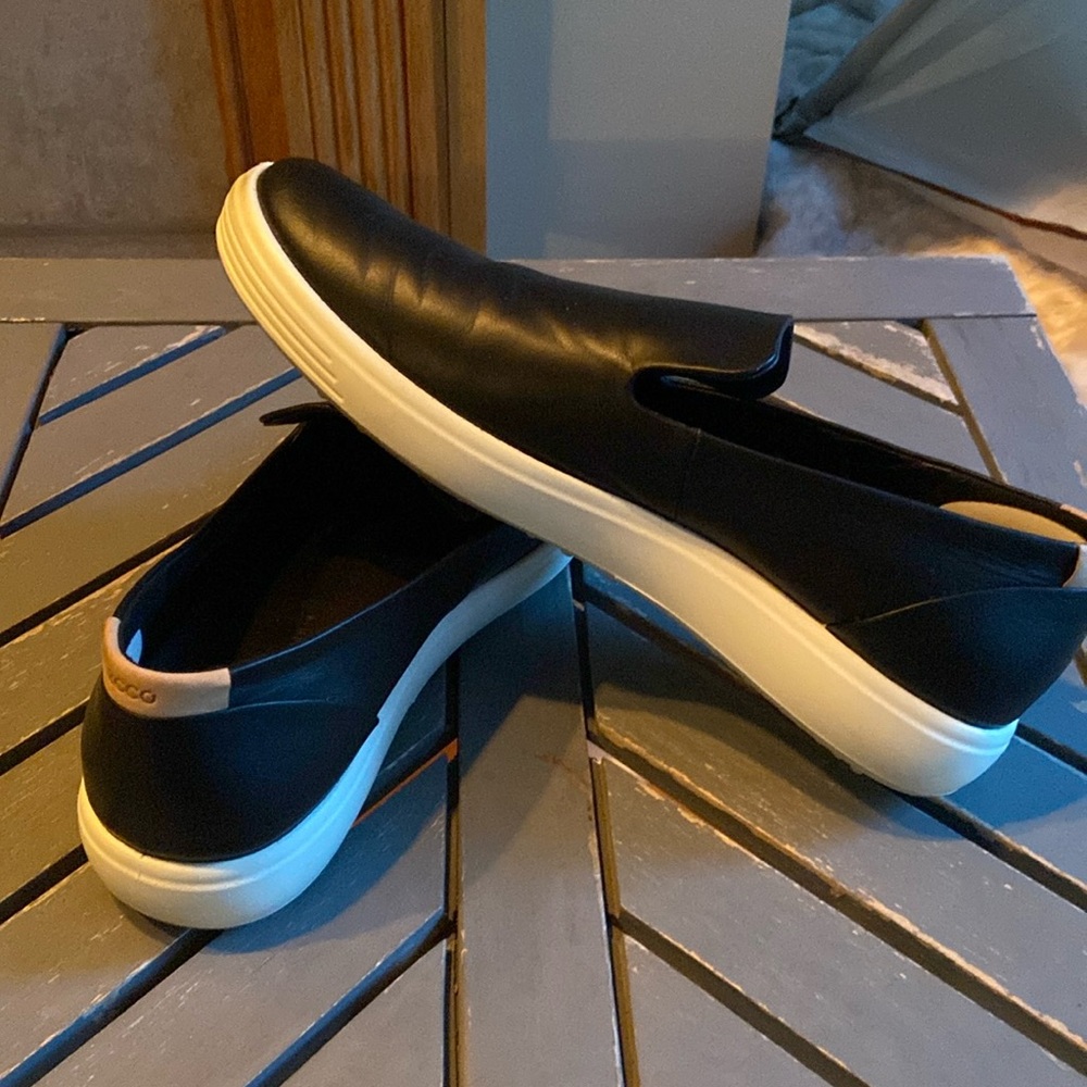 Ecco woman’s slip on leather sneaker size 39